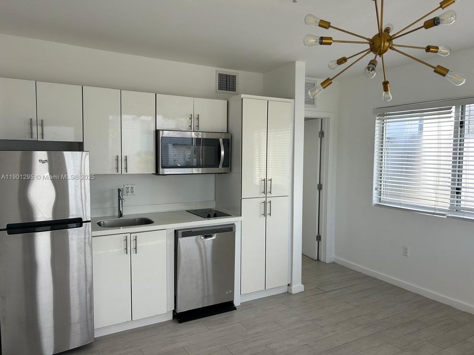 For Rent: $1,900 (1 beds, 1 baths, 390 Square Feet)