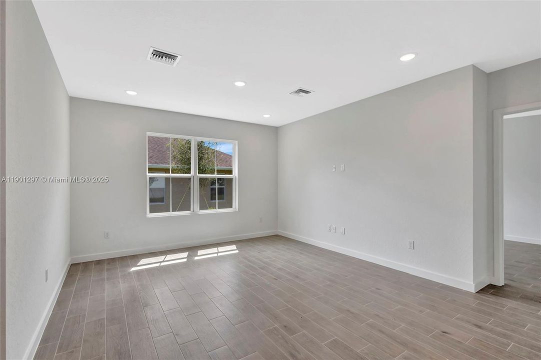 В аренду: $2,599 (4 спален, 2 ванн, 1603 Квадратных фут)