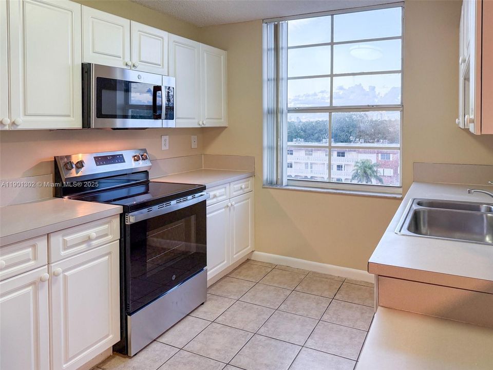 For Rent: $3,150 (3 beds, 2 baths, 1447 Square Feet)