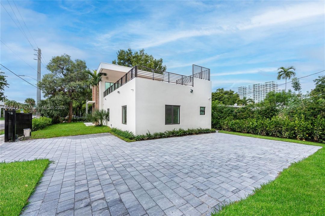 For Sale: $3,499,900 (4 beds, 3 baths, 1507 Square Feet)