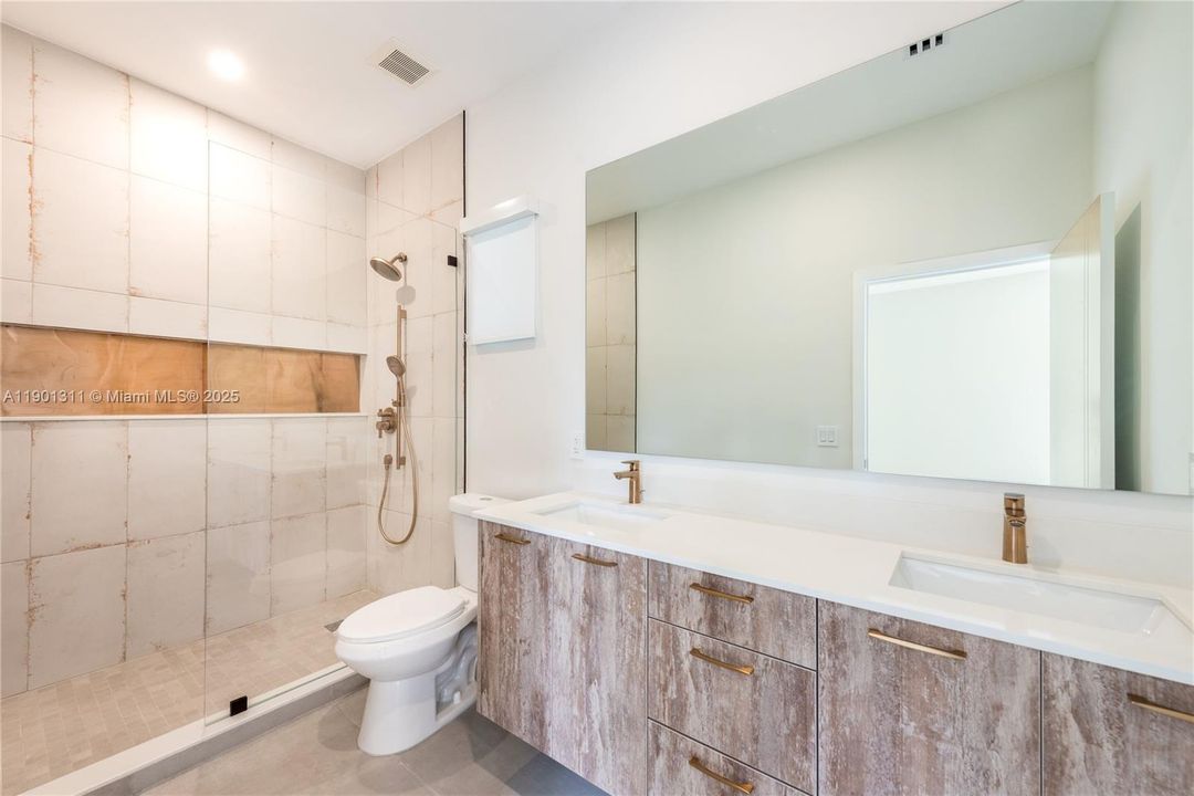 For Sale: $3,499,900 (4 beds, 3 baths, 1507 Square Feet)