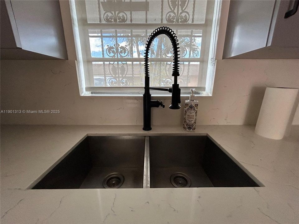 Active With Contract: $2,800 (3 beds, 2 baths, 1030 Square Feet)