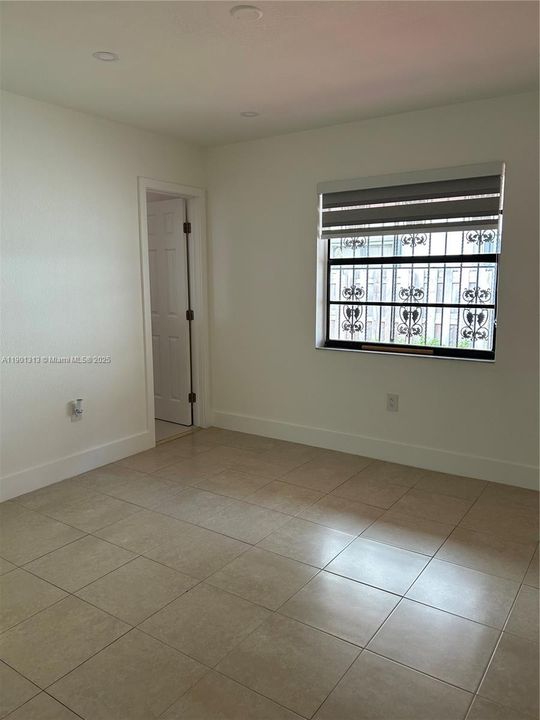 Active With Contract: $2,800 (3 beds, 2 baths, 1030 Square Feet)