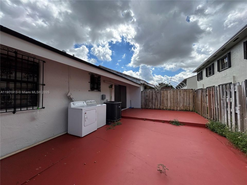 Active With Contract: $2,800 (3 beds, 2 baths, 1030 Square Feet)