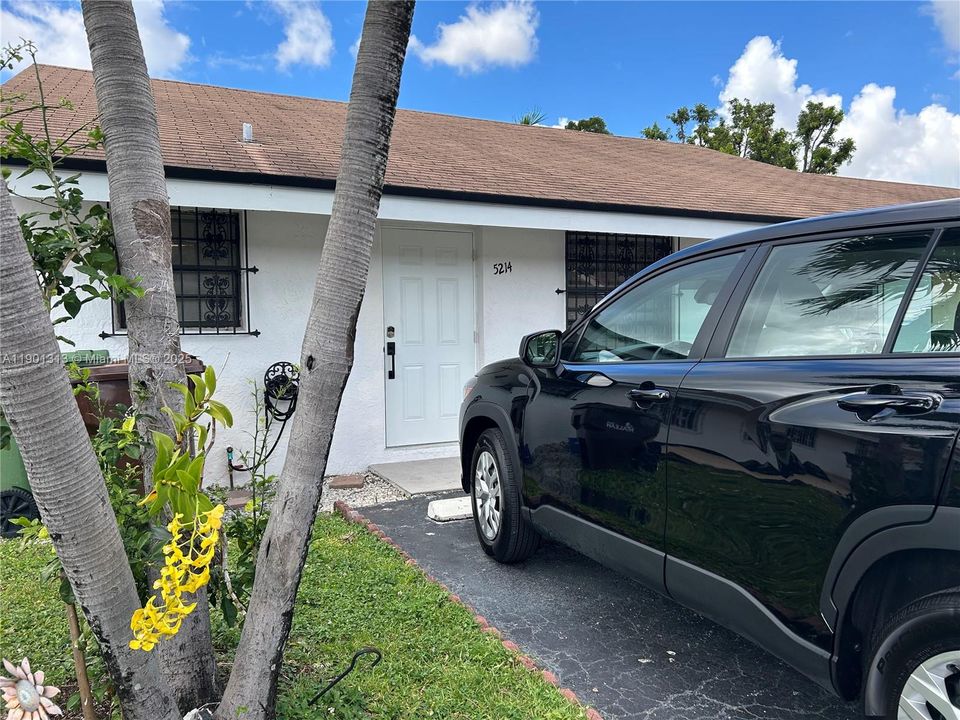 Active With Contract: $2,800 (3 beds, 2 baths, 1030 Square Feet)