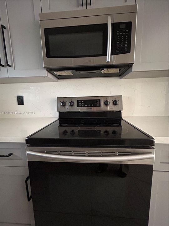 Active With Contract: $2,800 (3 beds, 2 baths, 1030 Square Feet)