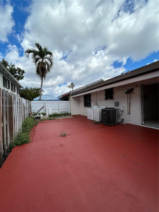 Active With Contract: $2,800 (3 beds, 2 baths, 1030 Square Feet)