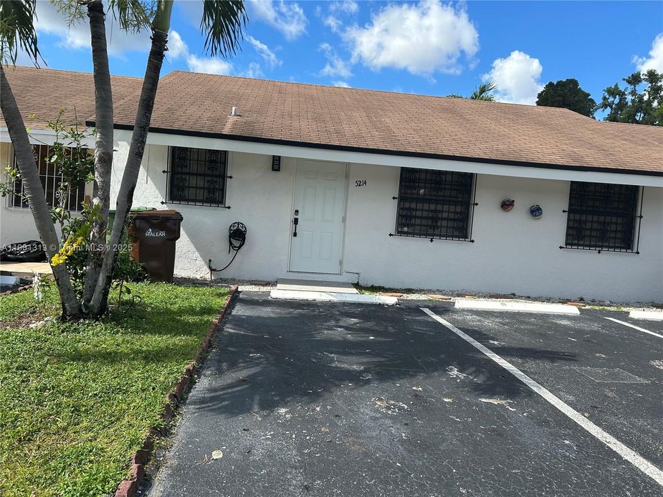 Active With Contract: $2,800 (3 beds, 2 baths, 1030 Square Feet)