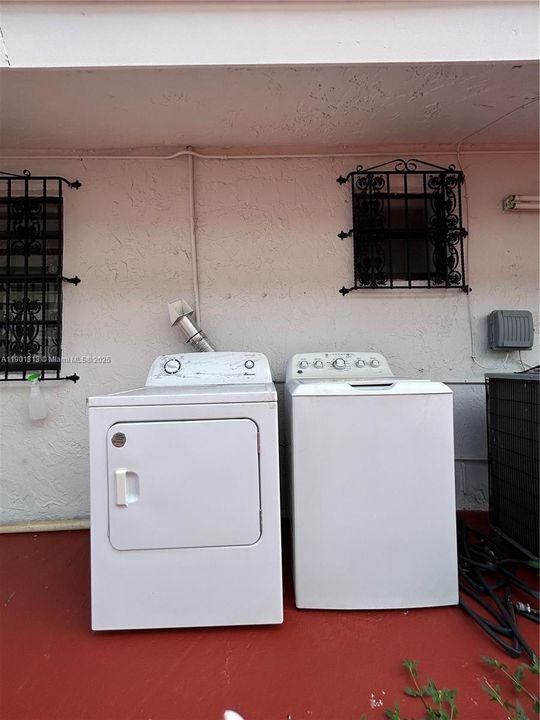 Active With Contract: $2,800 (3 beds, 2 baths, 1030 Square Feet)