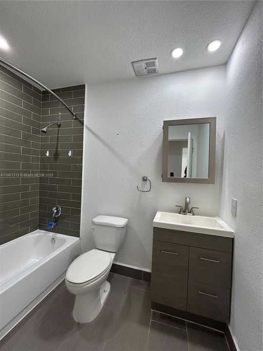 Active With Contract: $2,800 (3 beds, 2 baths, 1030 Square Feet)