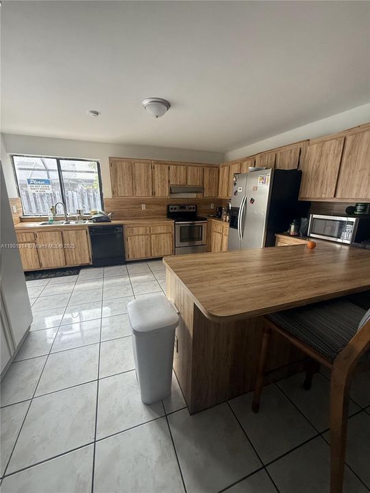 For Rent: $1,250 (1 beds, 1 baths, 2205 Square Feet)