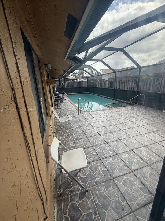 For Rent: $1,250 (1 beds, 1 baths, 2205 Square Feet)