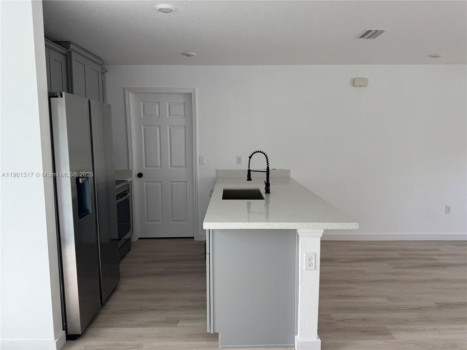 For Sale: $229,000 (3 beds, 2 baths, 1057 Square Feet)