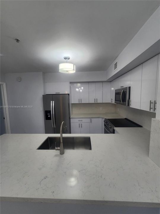 Active With Contract: $2,700 (2 beds, 2 baths, 960 Square Feet)