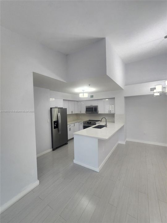 Active With Contract: $2,700 (2 beds, 2 baths, 960 Square Feet)