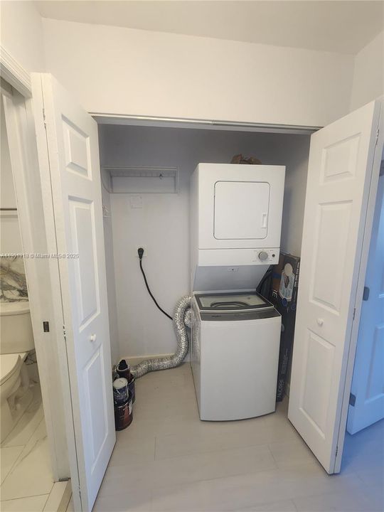 Active With Contract: $2,700 (2 beds, 2 baths, 960 Square Feet)