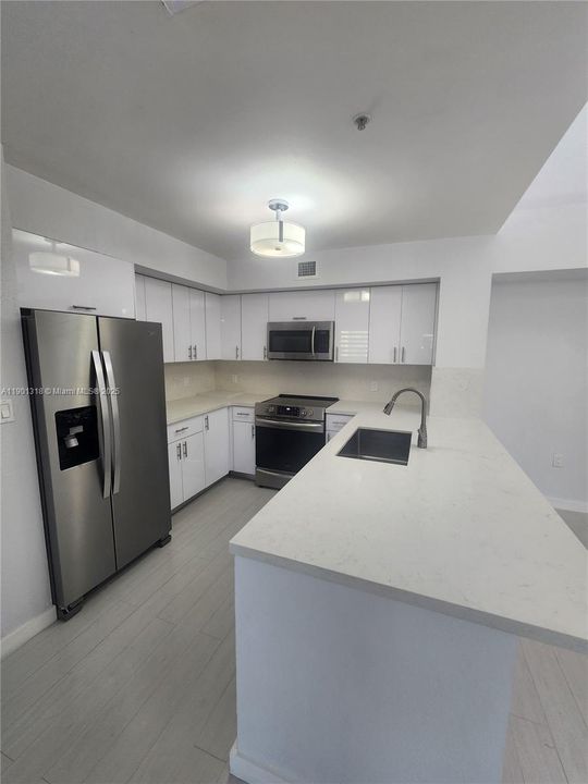 Active With Contract: $2,700 (2 beds, 2 baths, 960 Square Feet)