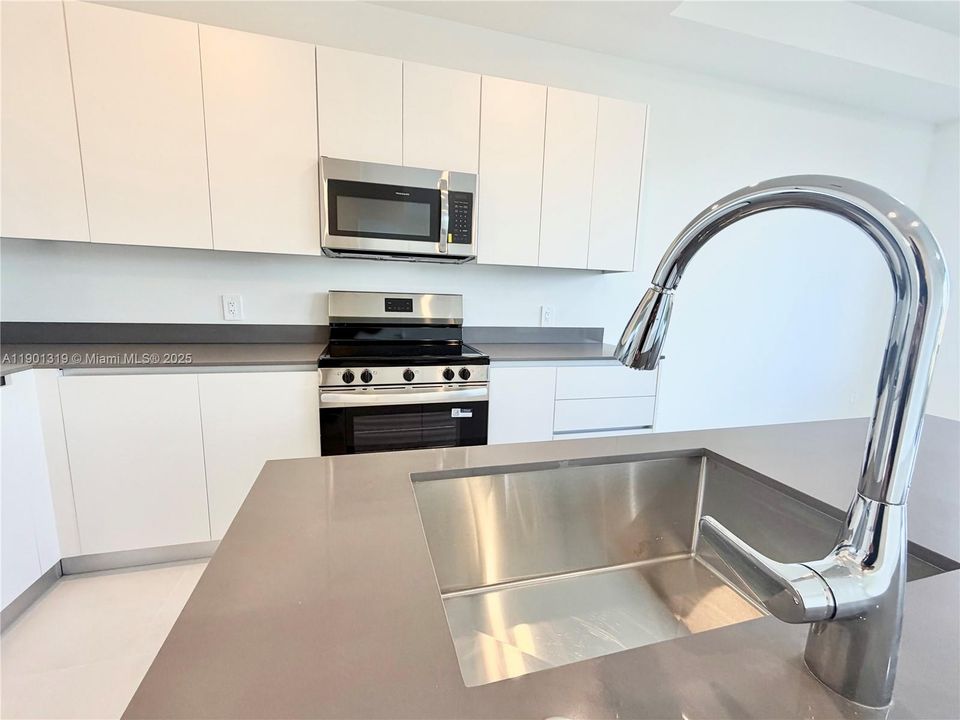 For Rent: $2,750 (4 beds, 2 baths, 1912 Square Feet)