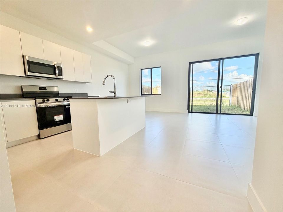 For Rent: $2,750 (4 beds, 2 baths, 1912 Square Feet)