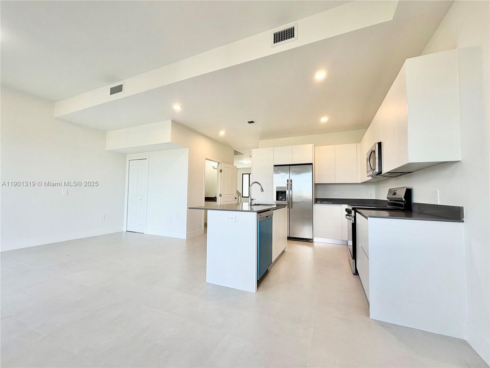 For Rent: $2,750 (4 beds, 2 baths, 1912 Square Feet)