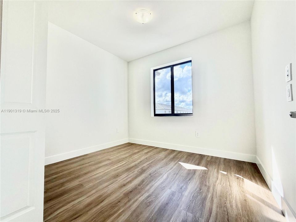 For Rent: $2,750 (4 beds, 2 baths, 1912 Square Feet)