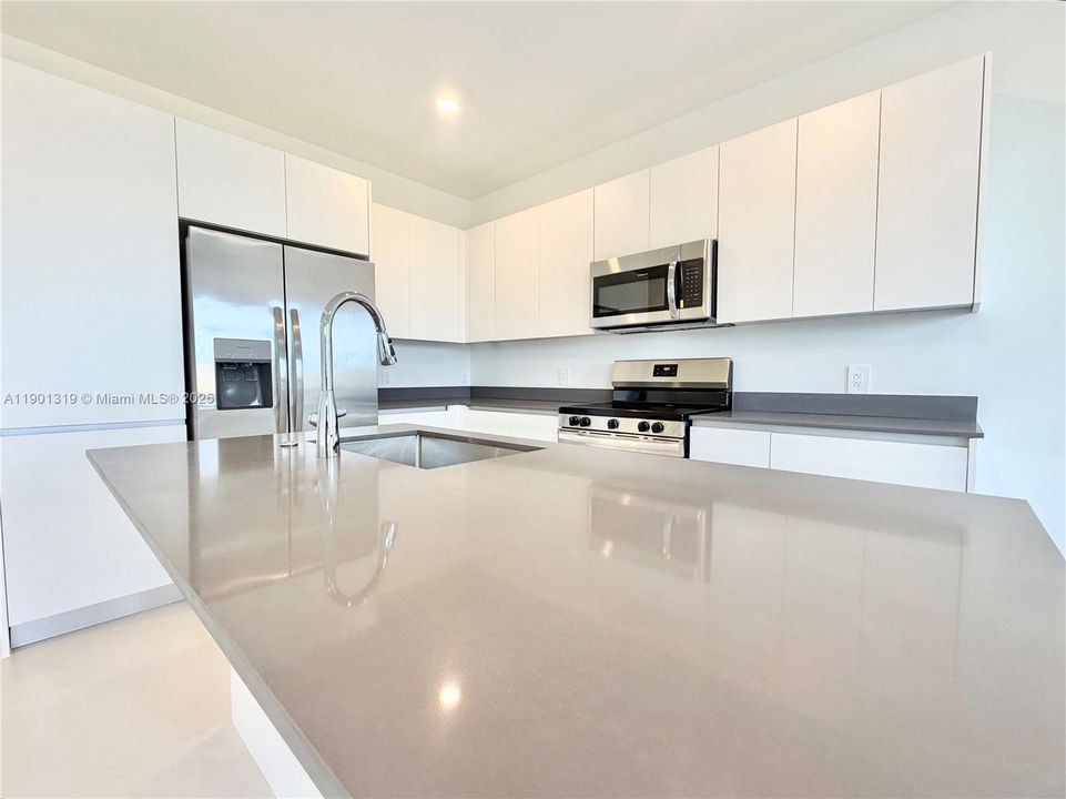 For Rent: $2,750 (4 beds, 2 baths, 1912 Square Feet)