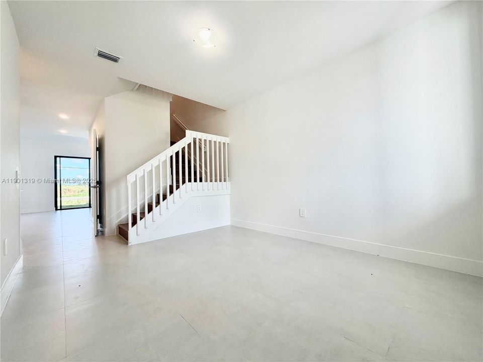 For Rent: $2,750 (4 beds, 2 baths, 1912 Square Feet)