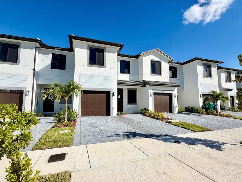 For Rent: $2,750 (4 beds, 2 baths, 1912 Square Feet)