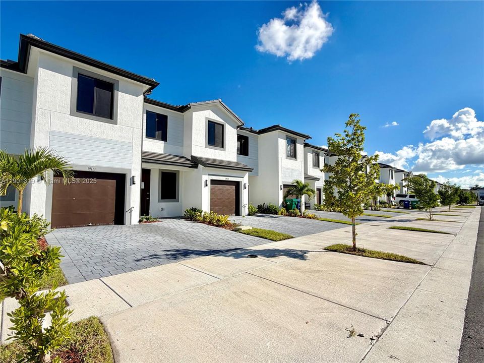 For Rent: $2,750 (4 beds, 2 baths, 1912 Square Feet)