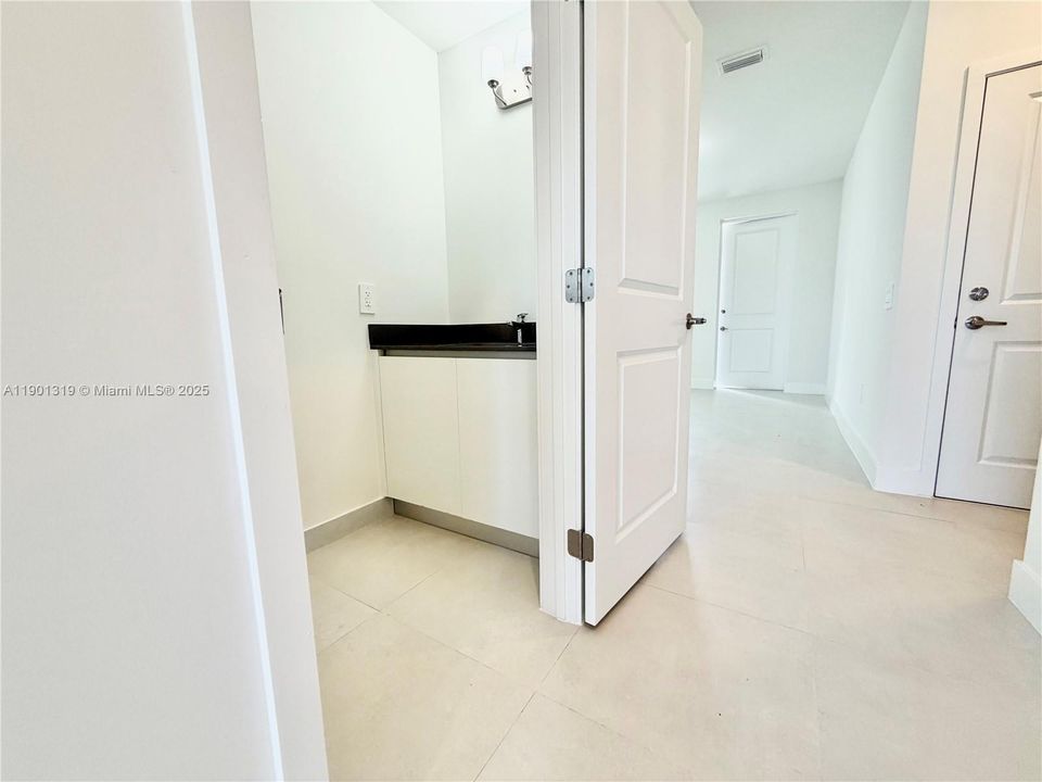 For Rent: $2,750 (4 beds, 2 baths, 1912 Square Feet)