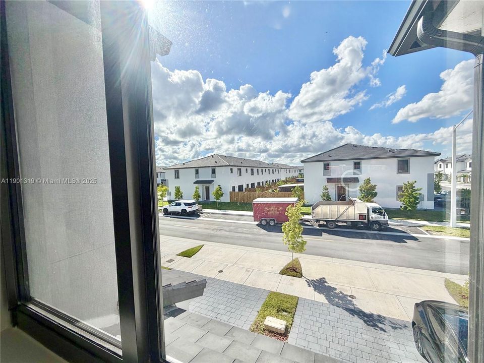 For Rent: $2,750 (4 beds, 2 baths, 1912 Square Feet)