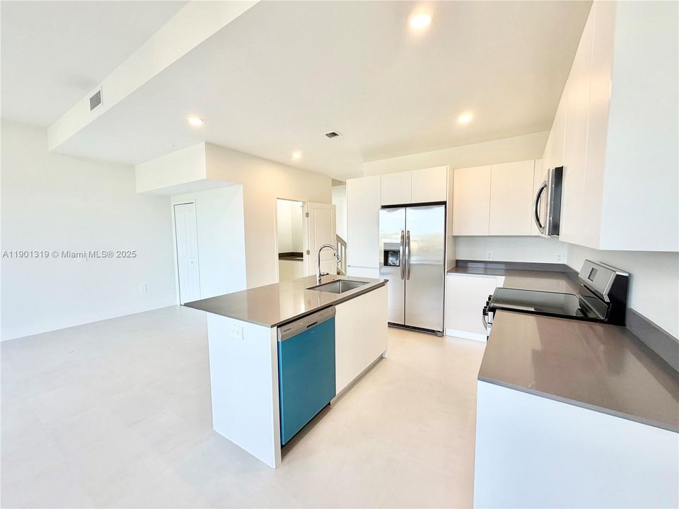 For Rent: $2,750 (4 beds, 2 baths, 1912 Square Feet)