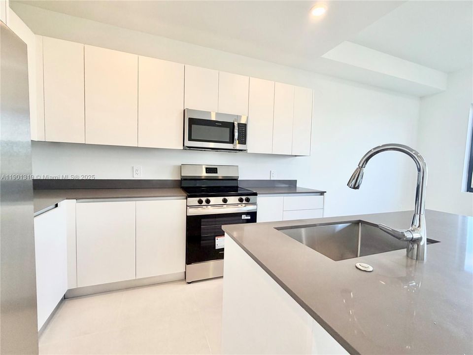 For Rent: $2,750 (4 beds, 2 baths, 1912 Square Feet)