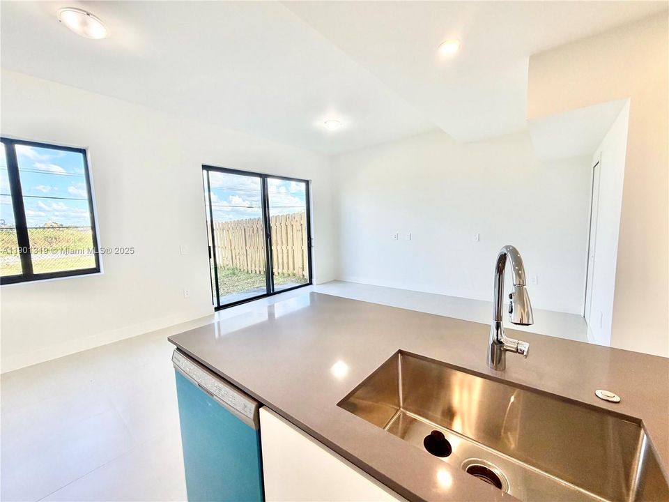 For Rent: $2,750 (4 beds, 2 baths, 1912 Square Feet)