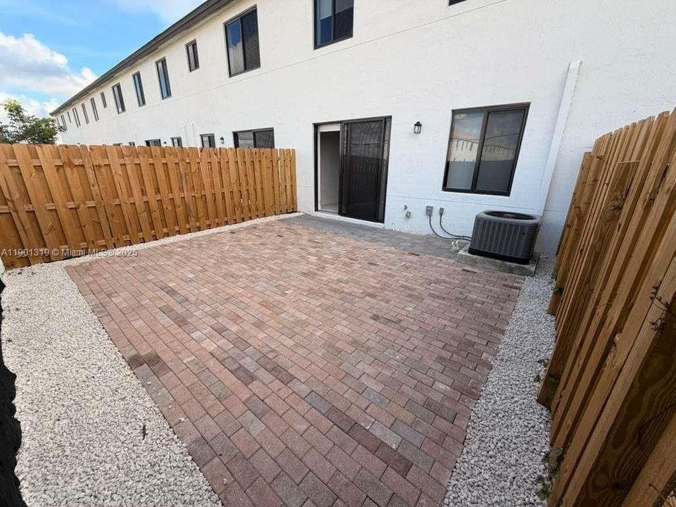 For Rent: $2,750 (4 beds, 2 baths, 1912 Square Feet)