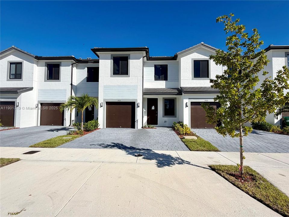 For Rent: $2,750 (4 beds, 2 baths, 1912 Square Feet)