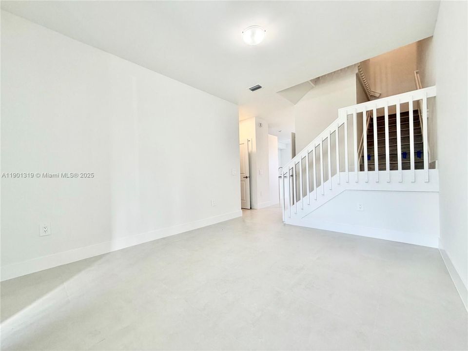 For Rent: $2,750 (4 beds, 2 baths, 1912 Square Feet)