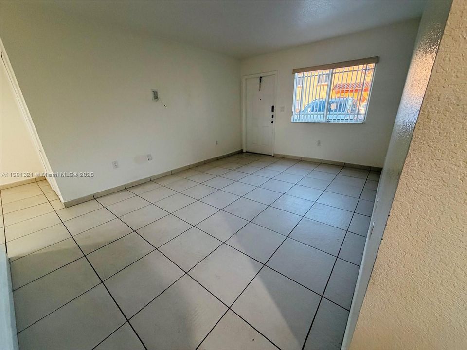 For Rent: $2,650 (2 beds, 2 baths, 926 Square Feet)