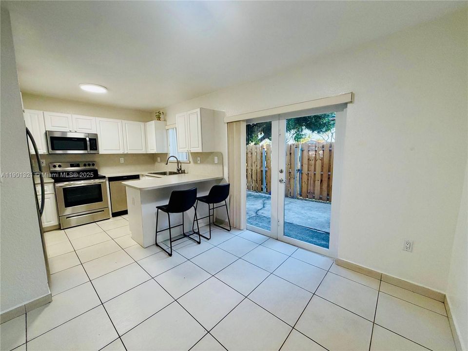For Rent: $2,650 (2 beds, 2 baths, 926 Square Feet)