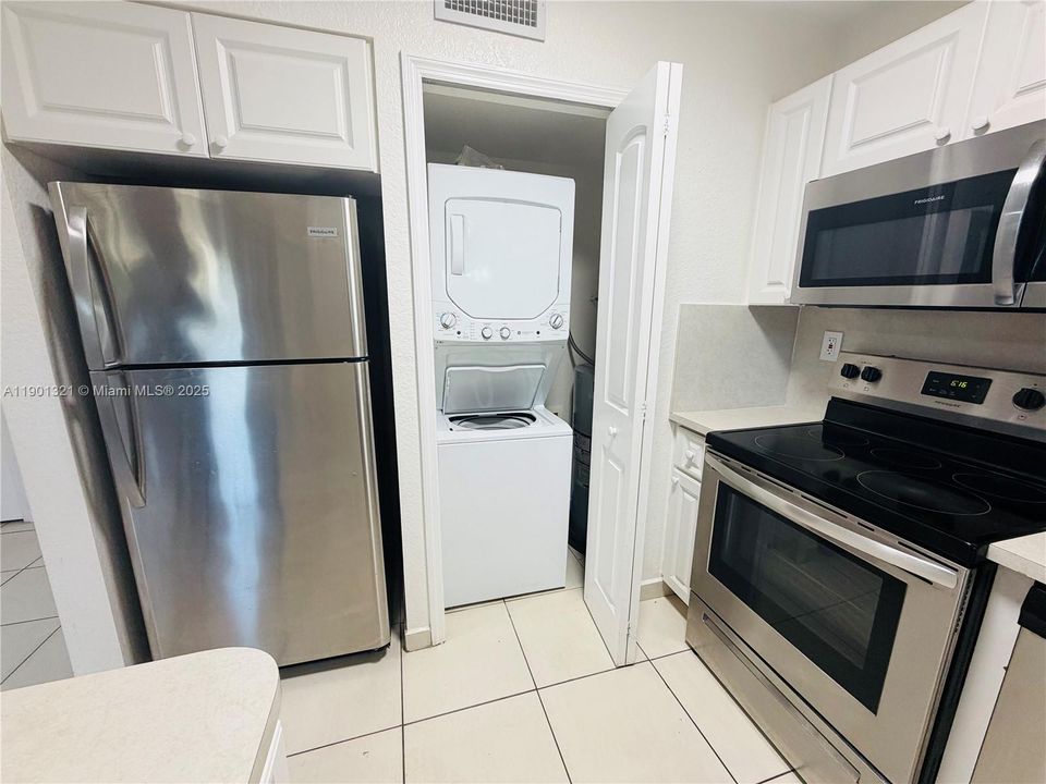 For Rent: $2,650 (2 beds, 2 baths, 926 Square Feet)