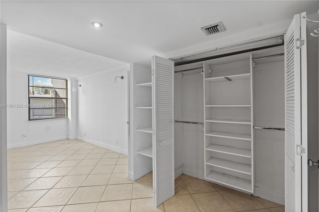 Active With Contract: $159,000 (1 beds, 1 baths, 741 Square Feet)