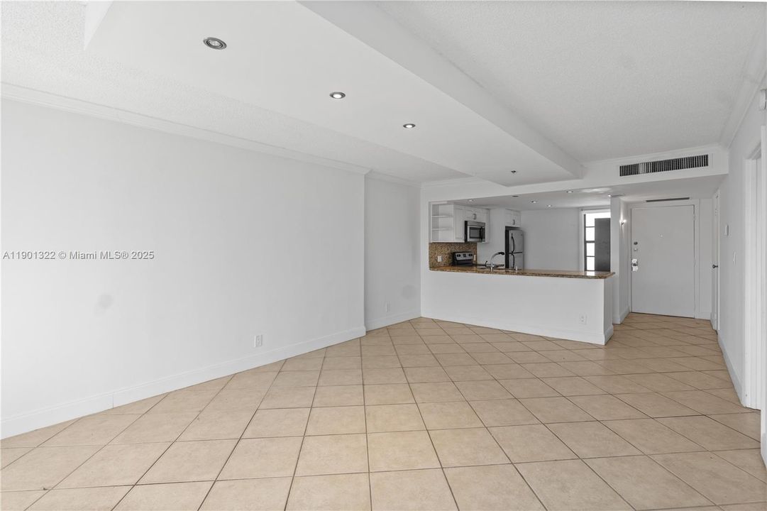 Active With Contract: $159,000 (1 beds, 1 baths, 741 Square Feet)