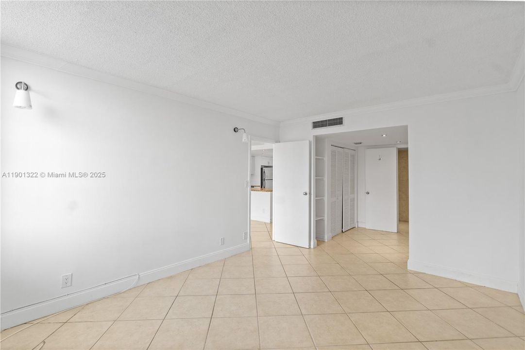 Active With Contract: $159,000 (1 beds, 1 baths, 741 Square Feet)