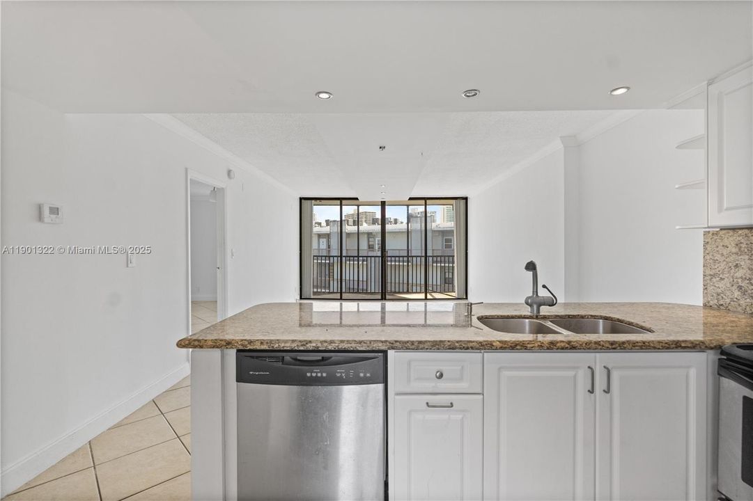 Active With Contract: $159,000 (1 beds, 1 baths, 741 Square Feet)