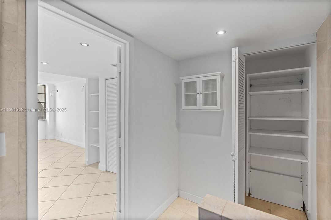 Active With Contract: $159,000 (1 beds, 1 baths, 741 Square Feet)