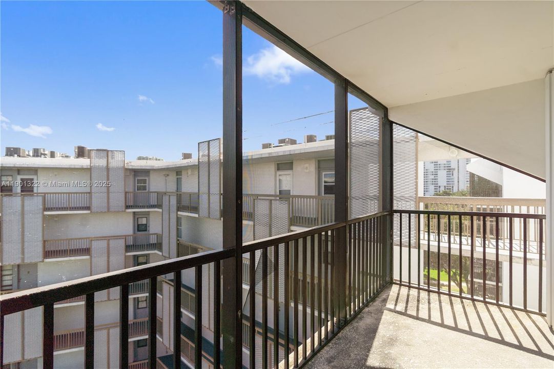 Active With Contract: $159,000 (1 beds, 1 baths, 741 Square Feet)