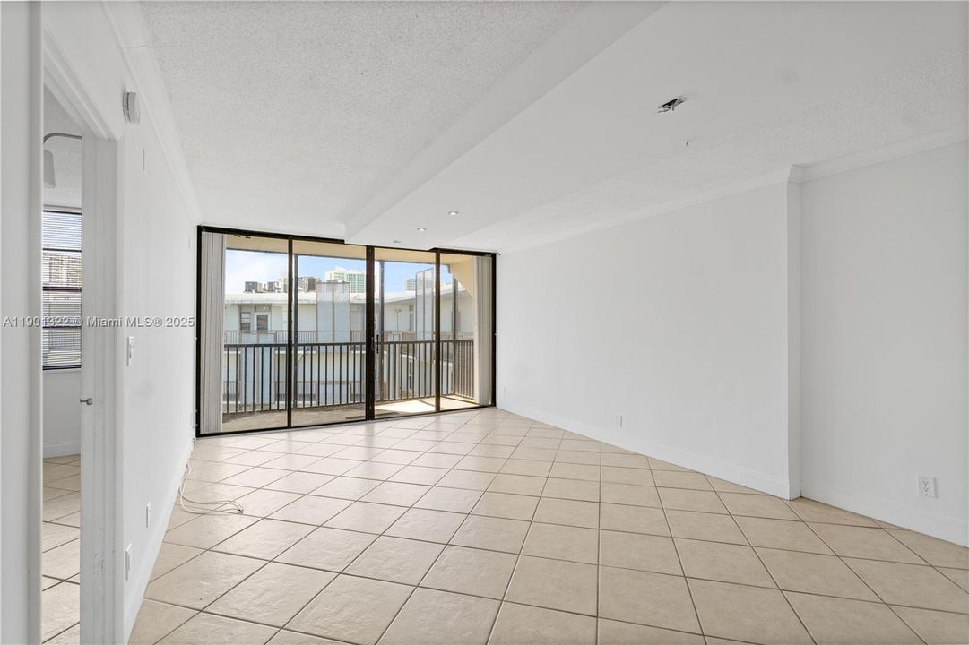 Active With Contract: $159,000 (1 beds, 1 baths, 741 Square Feet)