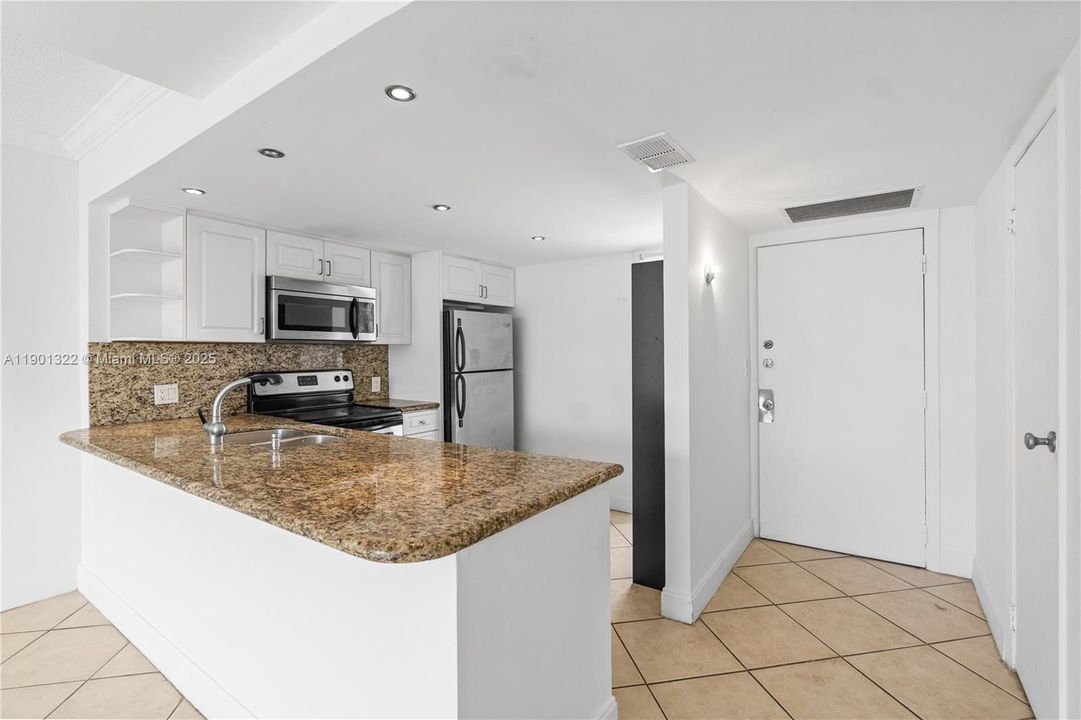 Active With Contract: $159,000 (1 beds, 1 baths, 741 Square Feet)