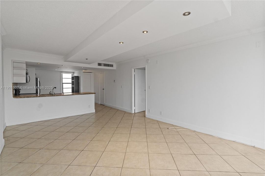 Active With Contract: $159,000 (1 beds, 1 baths, 741 Square Feet)