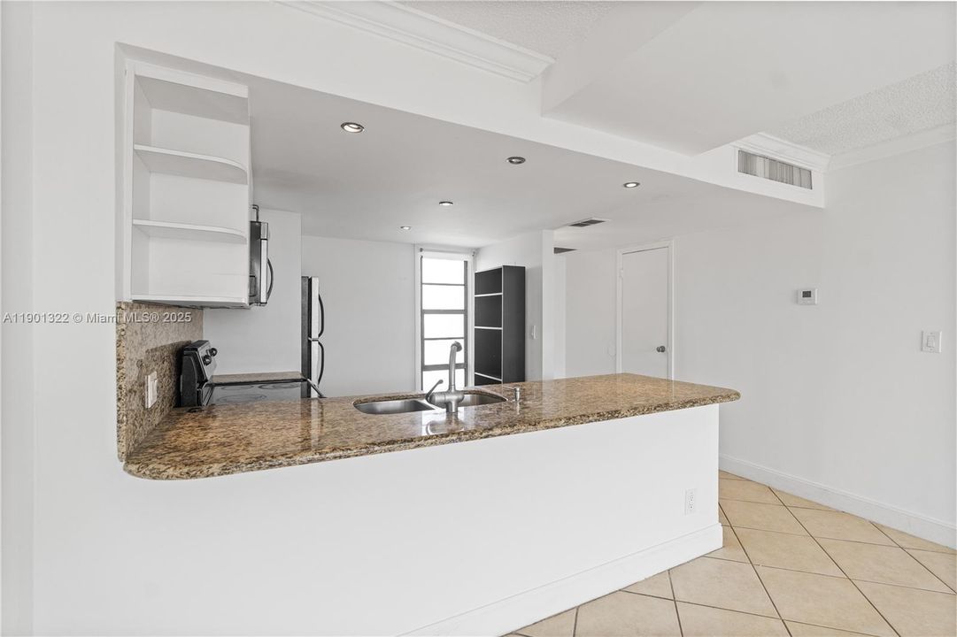 Active With Contract: $159,000 (1 beds, 1 baths, 741 Square Feet)